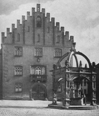 Rathaus, erbaut 1526 bis 1529 von Johannes Schoner (Schonard) mit doppelläufiger Außentreppe. Diese und der reichgeschmückte Giebel fielen dem Brand von 1854 zum Opfer. In neugotischem Stil wiederhergestellt 1856. Renoviert 1954. Marktbrunnen, bedeutendes Denkmal fränk. Frührenaissance 1541, von Schoner. Baldachin mit Löwen und Graveneck-Wappen von 1669.