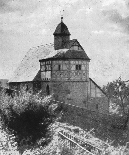 Wehrkirche Unter-Eschenbach in früher befestigtem Friedhof. Romanisch, später gotisiert, schönes Fachwerk-Wehrgeschoß von 1568.