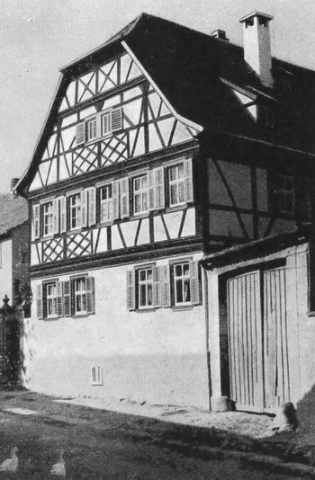 Pfarrhof zu Sulzthal. Guter fränk. Fachwerkgiebel mit Walmdach. Erneuert 1953.